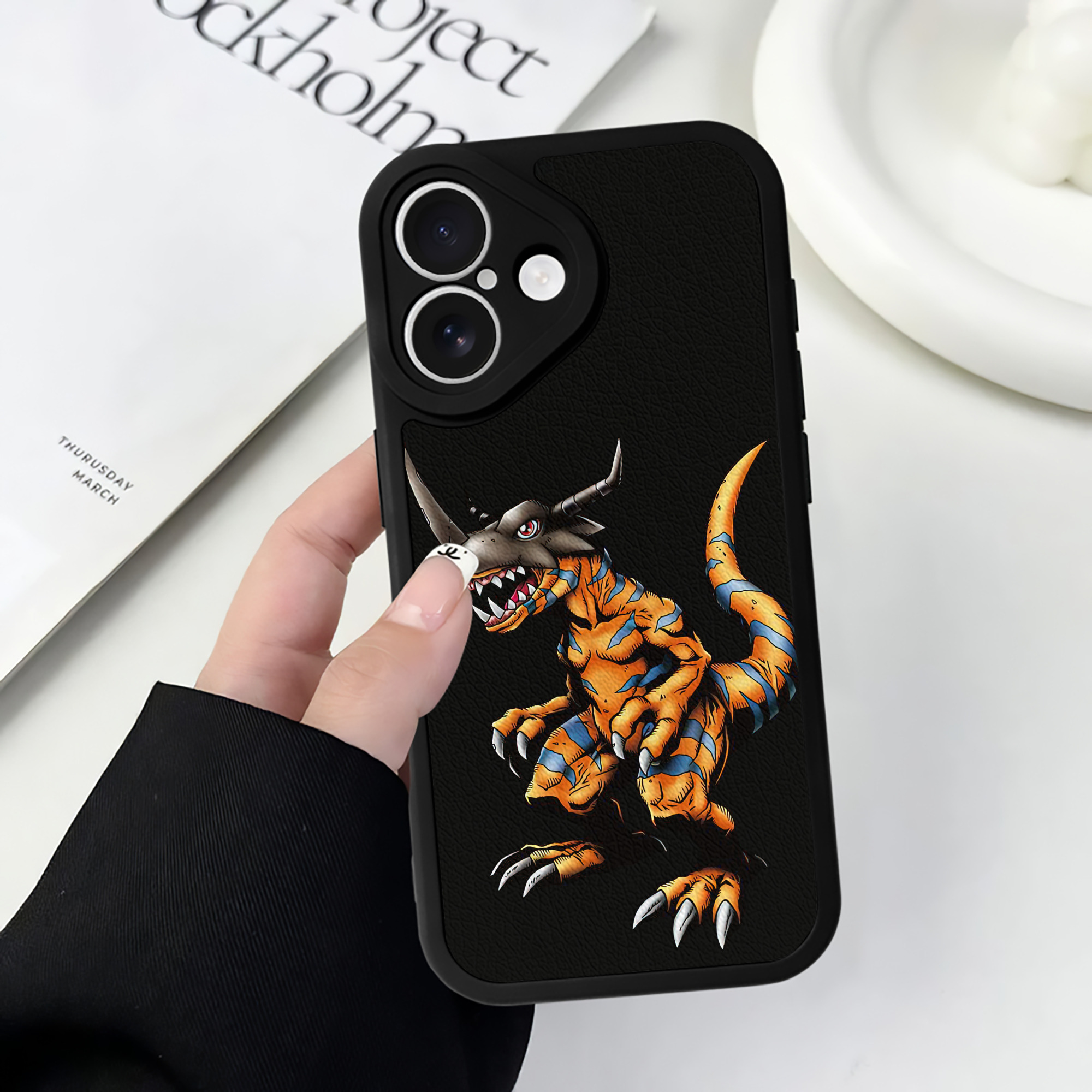 （画像用） Digimon デジタルモンスター/デジモン 【iPhone 16シリーズ対応】シリコンスマホケース（レザー調） 材質：シリコン